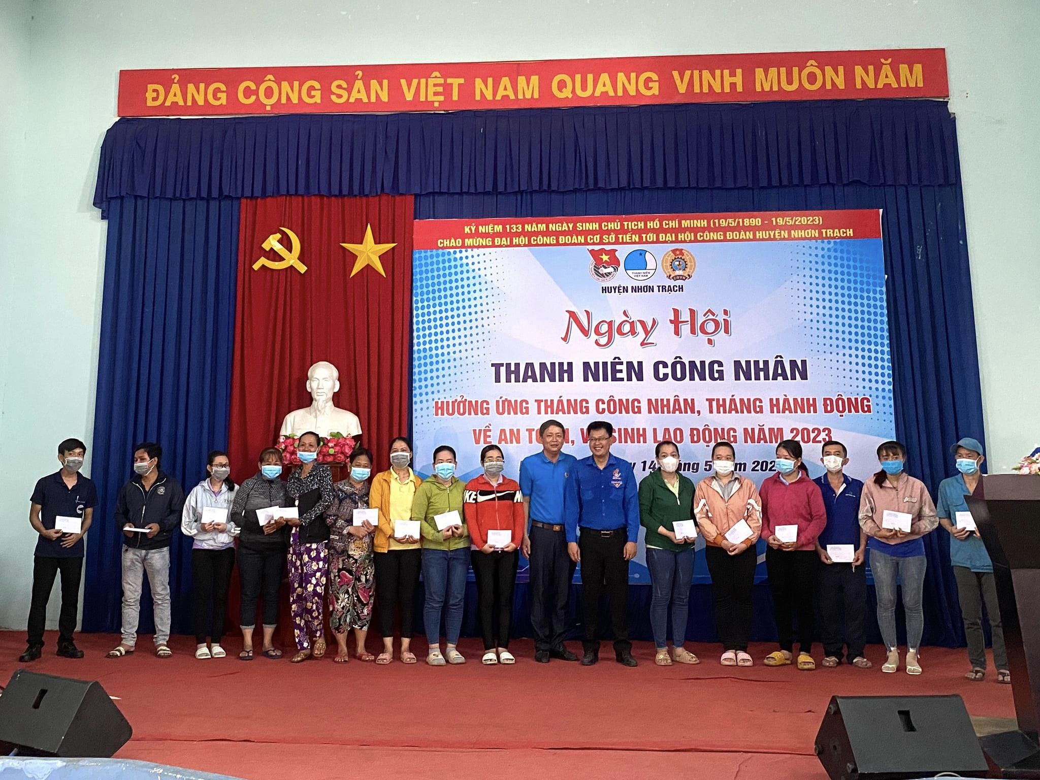 tặng quà cho thanh niên công nhân.jpg